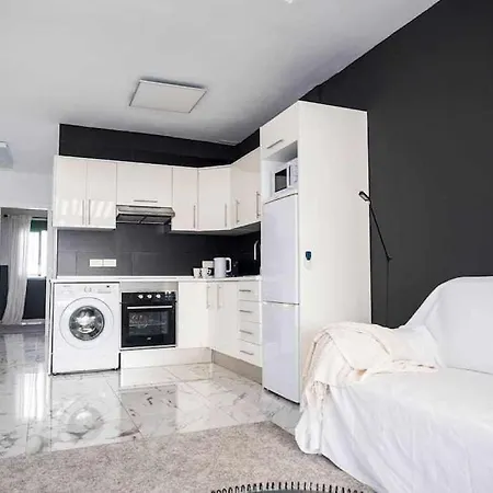 The Black House In * アデヘ