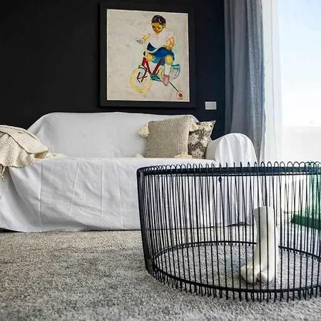 アパート The Black House In