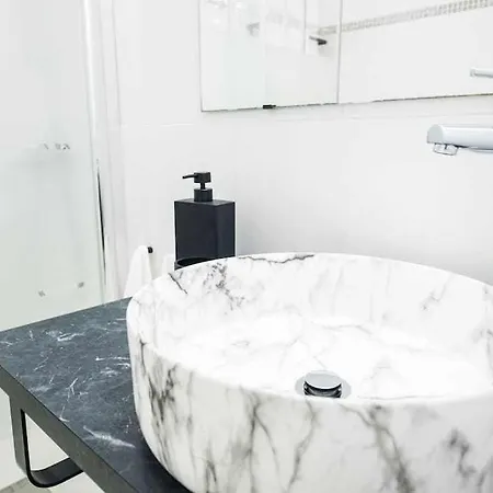 アパート The Black House In *