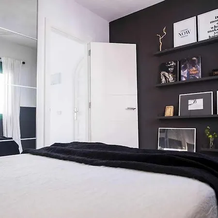 Апартаменты The Black House In *