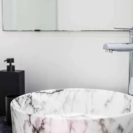 The Black House In アパート アデヘ