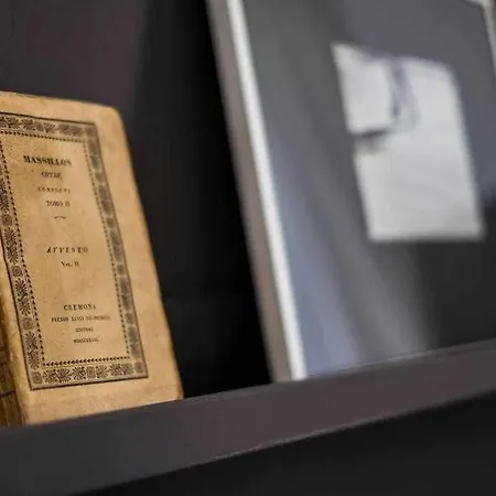 The Black House In アデヘ