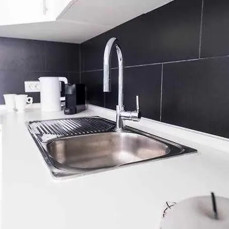 アパート The Black House In アデヘ